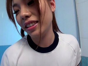 La pute japonaise la plus chaude Emi Sasaki dans une scène de pipe