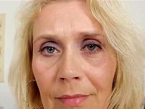 Blonde pulpeuse et infirmière mature