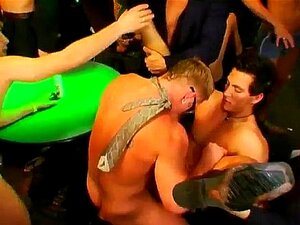 Gros films porno gay de bite blanche en colère Quelques verres et