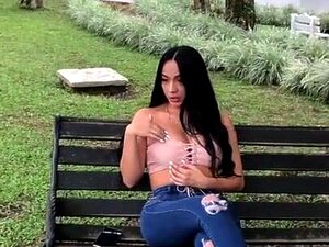 Belle-mère concupiscente se masturbe en public et devant son