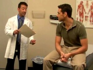 Docteur gay fait une pipe et prend une bite