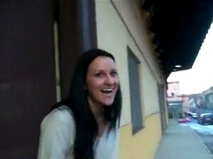 Brune tchèque se fait enculer dans le chantier pour de l'argent