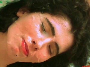 La femme attend que son mari décharge une énorme éjaculation