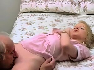 Découvrez comment une fraîche blonde soumise est comblée par un