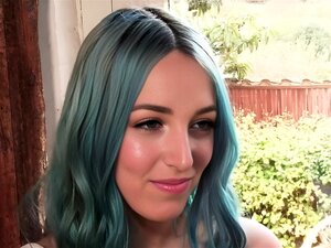 Masochiste lié baisé et fouetté dans un bar public