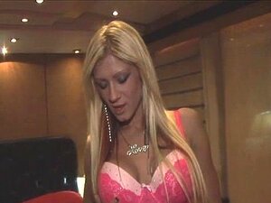 Une mignonne blonde salope chaude de l'université taquine sa chatte