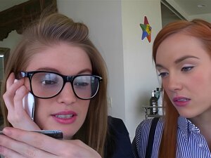 Deux petites nerds partagent une grosse bite. Deux petites nerds se