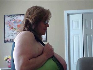 Mamie américaine fait rebondir les plus gros seins naturels du monde.