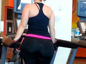 gros cul, leggings transparents sur un voyeur de tapis roulant
