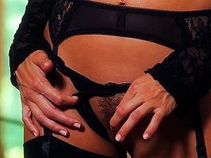 La mannequin brune sexy Celeste Star se montre