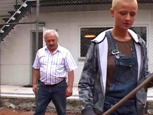 Étudiante tatouée aux cheveux courts suce la bite de son grand-père