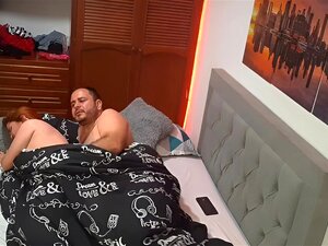 Mon demi-frère monte dans mon lit la nuit, enfonce sa bite en moi et
