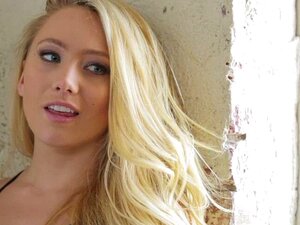 La blonde AJ Applegate goûte à la grosse bite noire de Jon Jon dans