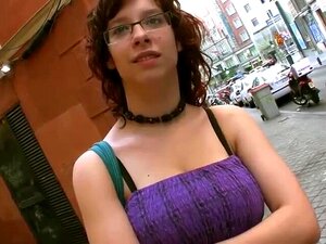 Une nerd aux cheveux roux et touffus est en colère d'avoir des