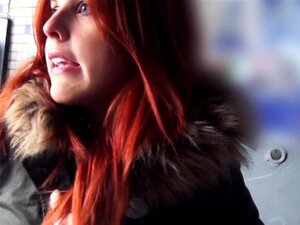 Une rousse espagnole amateur en public exhibe ses nichons, une rousse