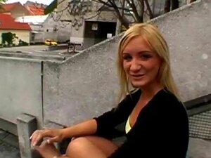 Un homme lubrique embrasse les nichons d'une fille. Un homme lubrique