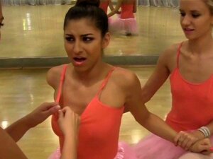 Des danseuses sexy et excitées jouent avec leurs chattes. Regardez