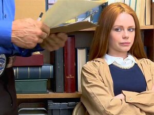 Suspect punie en se baisant la chatte par derrière