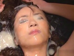 Une jolie salope asiatique se produit dans une scène gangbang XXX