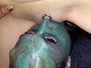 Léchage avec une langue bifide,