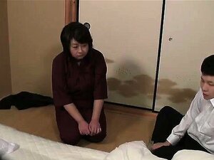 Une beauté japonaise mature et chaude adore se faire baiser durement