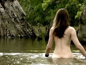 Jennifer Lynn Warren Seins Nus Dans Un Film De Créature