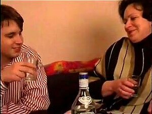 Mamie délicieuse avec un corps flasque et une chatte poilue,