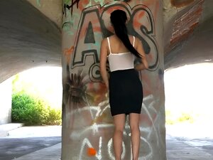 Une tchèque exquise répand un vagin rasé et des béliers dans un