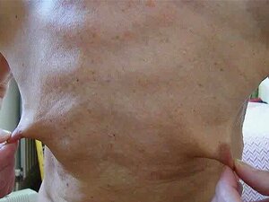 Jeu de tétons et branlette