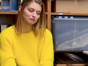 Une mignonne voleuse russe aux gros seins se fait punir et baiser par