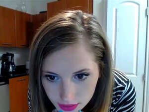 Amatrice cochonne dans la cuisine. Jezebel mignonne chez elle dans la