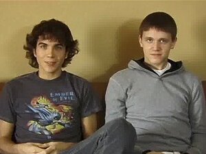 Garçons curieux se branlant ensemble