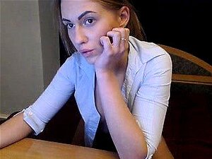 Regardez la coquine Phoebe jouer avec son vibromasseur, taquinant sa