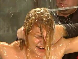 Jenni Lee. Jenni Lee a une peur intense des jeux d'eau mais tu ne le