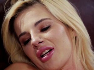 La coquine Brandi Love adore lécher la chatte de Bella