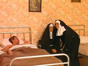 Ces deux nonnes aiment cette grosse bite