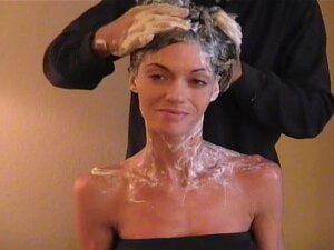 Shampooing et lavage de cheveux avec crème à raser