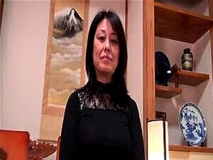 Une grand-mère mature et poilue en lingerie se fait baiser et adore