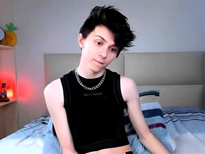 Les garçons se branlent, baisent les twinks, sucent la bite, les