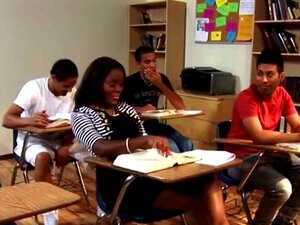 Une étudiante ébène se fait pilonner par son professeur dans leur