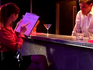 Pissée sur une eurobabe glamour baisée dans un bar