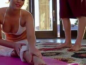 Mia se fait frotter le corps après un étirement de yoga, Mia Malkova