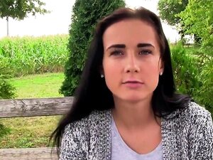 Une infidèle amateur tchèque baise un inconnu en public