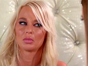 Putain de MILF London lèche et doigte la mignonne chatte mouillée de