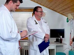 Chanel Kiss gyno-x examen par deux médecins