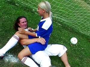Une blonde aime le football
