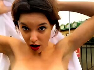 Cutie cornée flash en public et se fait baiser dans les buissons liv