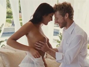 Femme aux gros seins August Ames, chatte baisée