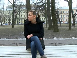 La baise brutale fait gémir la salope mignonne d'orgasmes brillants