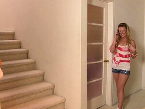 La meilleure amie voit la grosse bite de son beau-père pendant qu'il